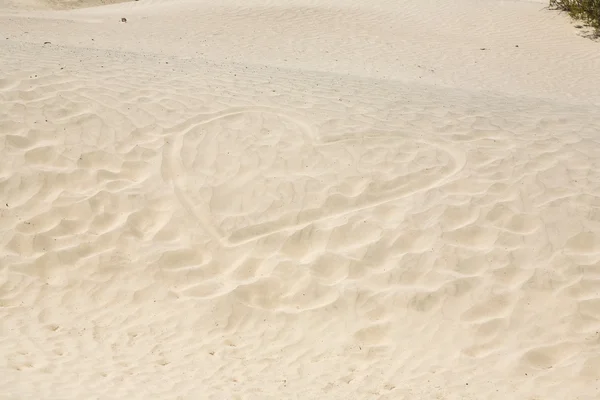 Cuore è dipinto nella sabbia del deserto — Foto Stock