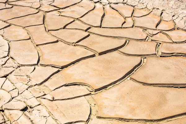 Kuru ve kırık çamura yakınındaki kadar kuru bir dere — Stok fotoğraf