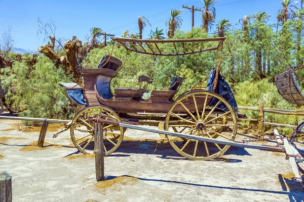 旧的历史阶段马车在牧场 — 图库照片