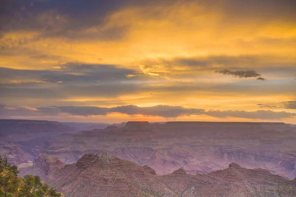 Pôr do sol no Grand Canyon visto do ponto de vista do deserto, borda sul — Fotografia de Stock