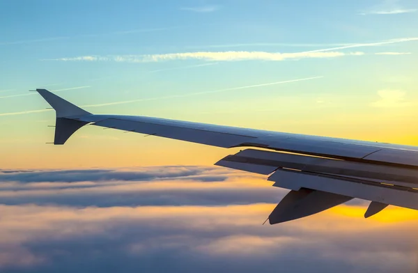 Wings of aircraft in sunrise — Stock Photo, Image