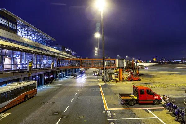 Aircraft at the finger in the modern Terminal 2 in Hamburg — Stock Photo, Image