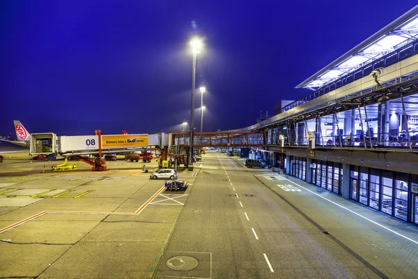 Flygplan på fingret i moderna terminal 2 i hamburg — Stockfoto