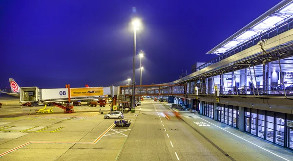 Aeronave no dedo no moderno Terminal 2 em Hamburgo — Fotografia de Stock