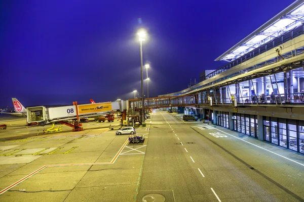 Hamburg modern terminal 2 parmak, uçak — Stok fotoğraf