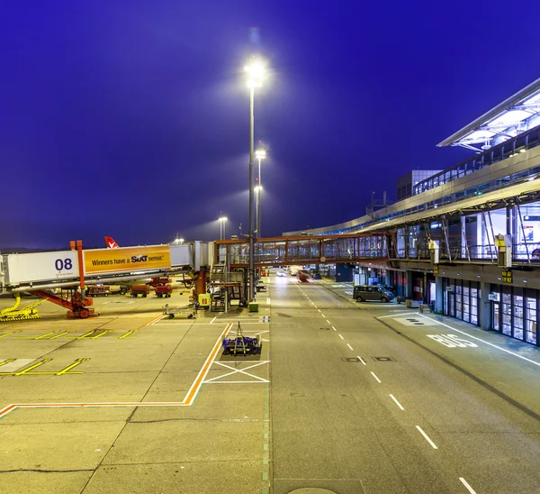 Fly med fingeren i den moderne terminalen 2 i Hamburg – stockfoto