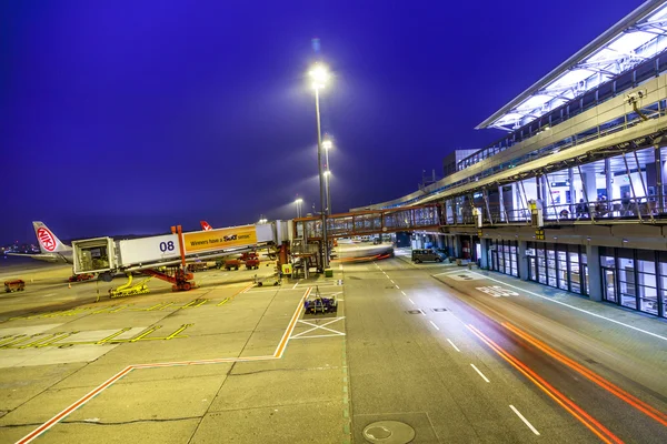 Aeronave no dedo no moderno Terminal 2 em Hamburgo — Fotografia de Stock