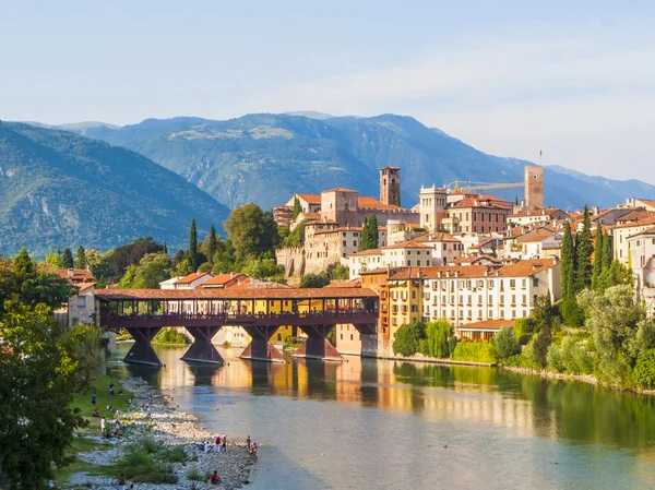 Il vecchio ponte di legno attraversa il fiume Brenta al romantico Vil — Foto Stock