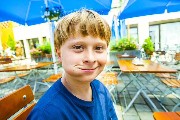 Feliz niño sonriente disfruta comiendo — Foto de Stock