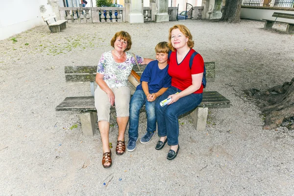 Tre generationer i en attraktiv familj — Stockfoto