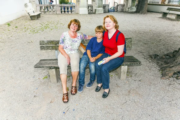 Três gerações de uma família atraente — Fotografia de Stock