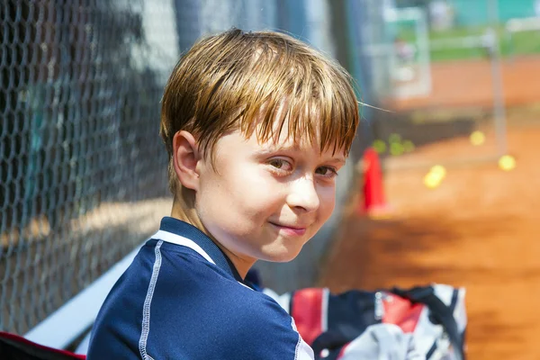 Anak terlihat bahagia dan puas setelah pertandingan tenis — Stok Foto