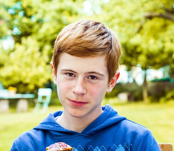 Junge beim Mittagessen — Stockfoto