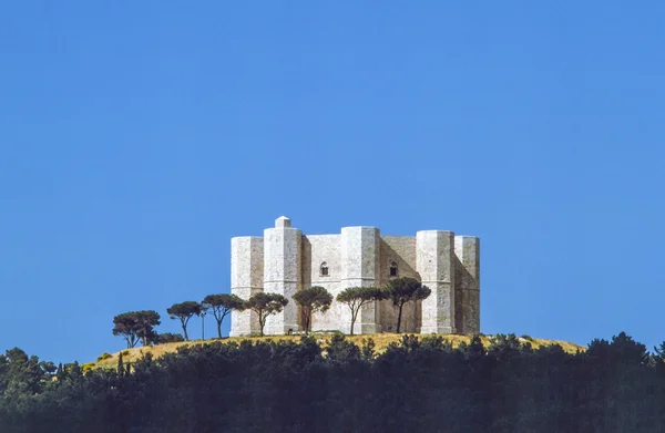 Castel del Monte si trova su una collina solitaria nel sud-est di Ita — Foto Stock