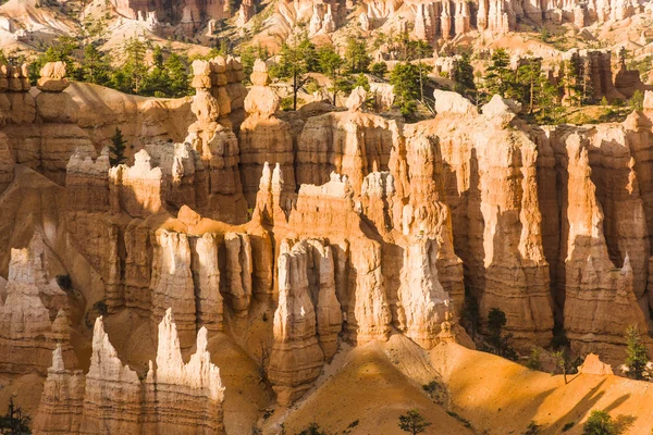 Bellissimo paesaggio nel Bryce Canyon con magnifica forma di pietra — Foto Stock