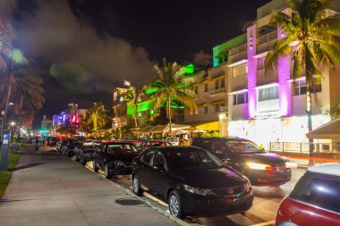 renkli ocean drive, gece hayatı gece keyfini çıkarın.