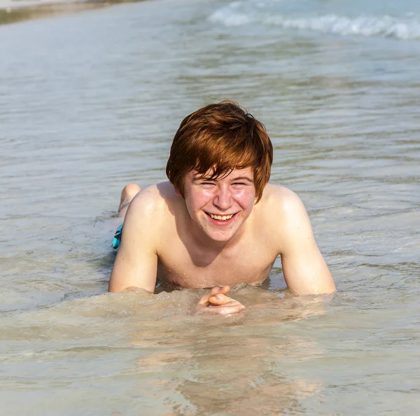 tropik sahil hoş içinde yatan çocuk sahiptir