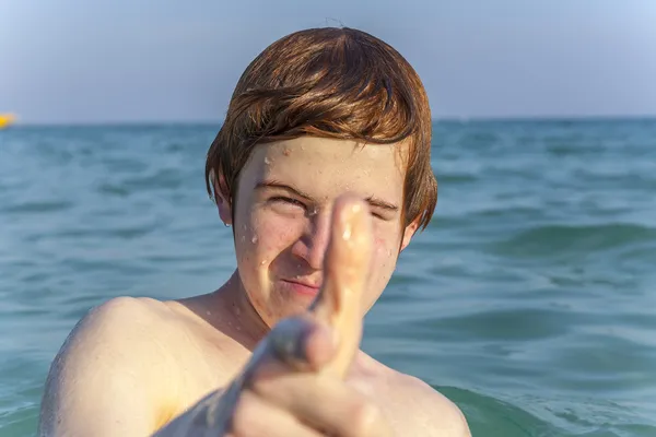 Boy with red hair is enjoying the clear warm water at the beauti — Stock Photo, Image