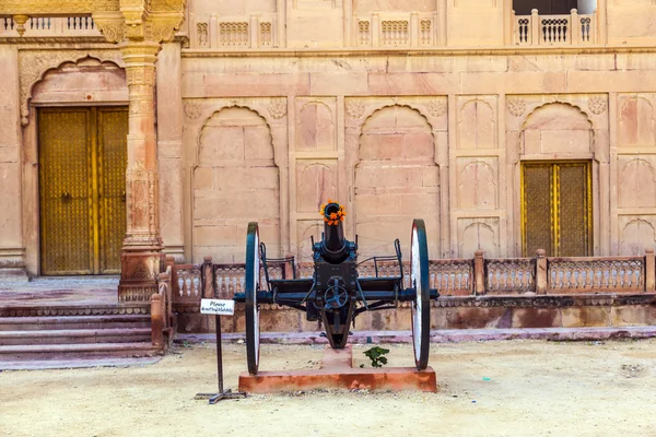 Kanoniker in alter Festung in bikaner — Stockfoto