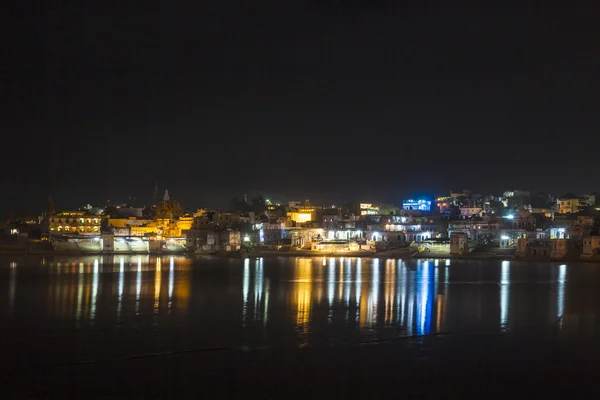 Αντανάκλαση της ghats σε pushkar στη λίμνη από τη νύχτα — Φωτογραφία Αρχείου