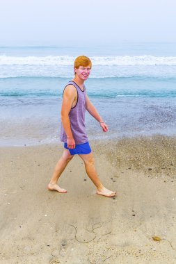 oğlan yürüyor içinde morningjumps güzel sahil boyunca bir