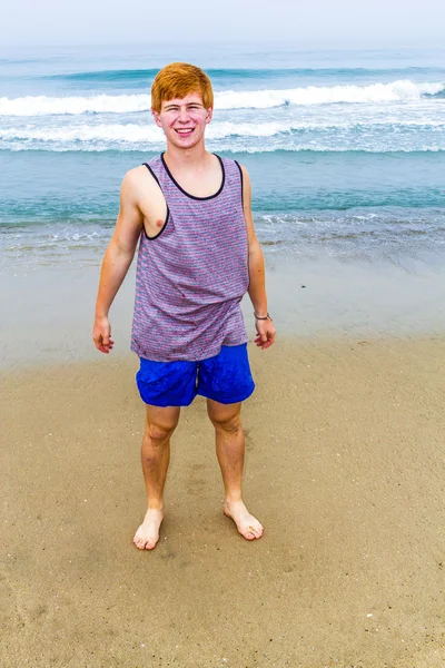 Aranyos fiú a strandon — Stock Fotó
