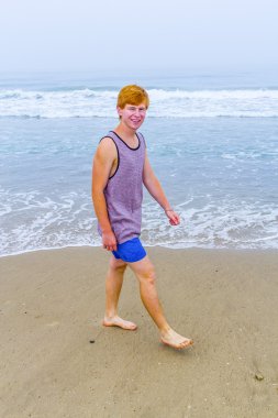 oğlan yürüyor içinde morningjumps güzel sahil boyunca bir