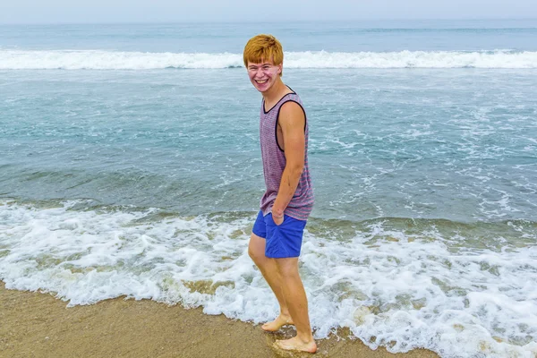 Attraktiver kleiner Junge am Strand — Stockfoto