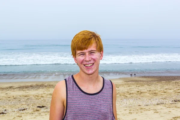 Привлекательный мальчик на пляже — стоковое фото