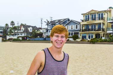 plajda çekici genç çocuk