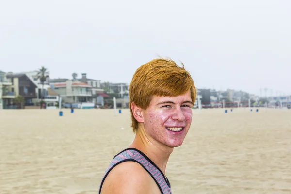 Vonzó fiatal fiú a strandon — Stock Fotó