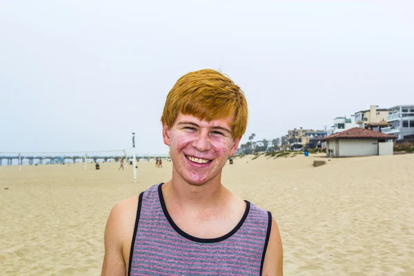 Aantrekkelijke jonge jongen op het strand — Stockfoto