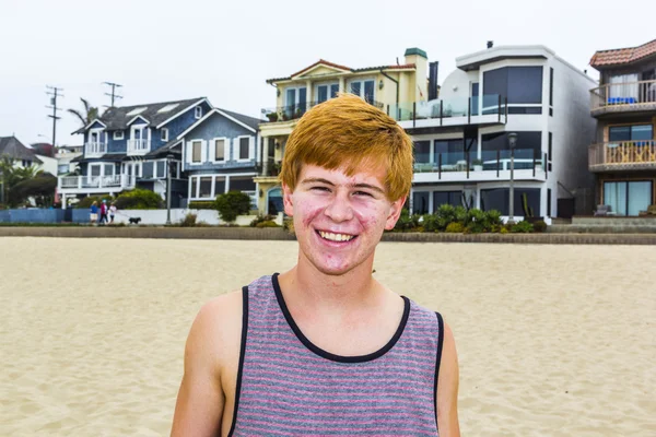 Привабливий молодий хлопчик на пляжі — стокове фото