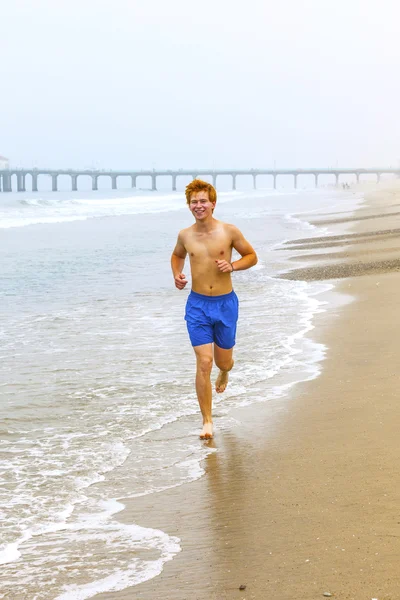 Menino salta no ar na praia — Fotografia de Stock