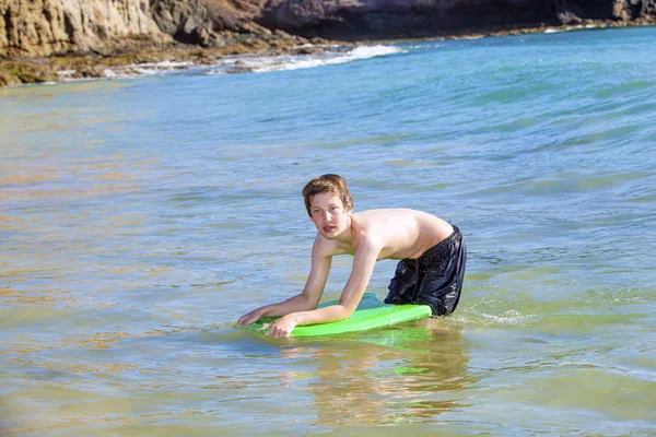 Хлопчик чекає на хвилю до серфінгу — стокове фото