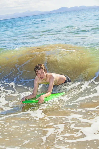 Çocuk eğlenceli dalgalarda sörf — Stok fotoğraf