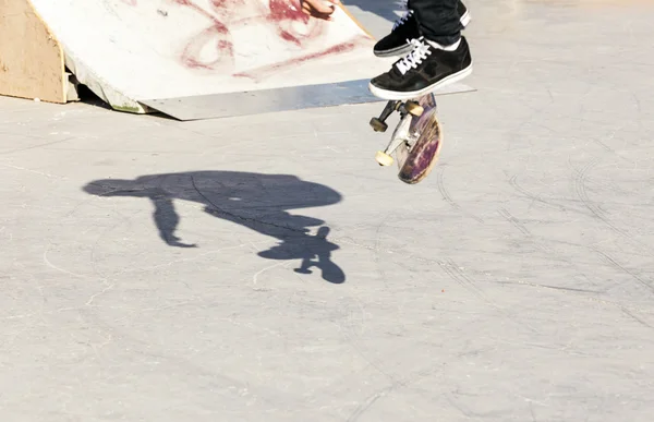 Menino monta seu skate no parque de skate — Fotografia de Stock