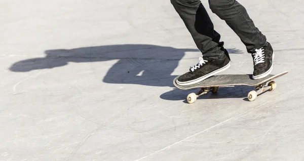 Мальчик катается на скейтборде в скейт-парке — стоковое фото