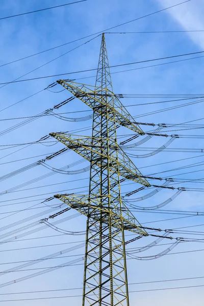 Tour pour l'électricité dans le paysage rural — Photo