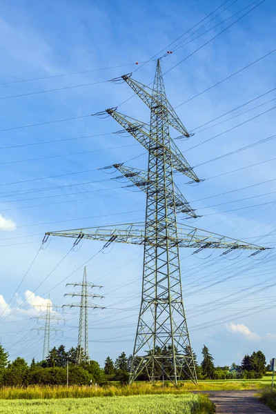Torre para eletricidade na paisagem rural — Fotografia de Stock