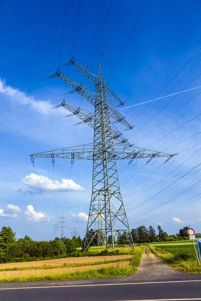 Башня для электричества в сельской местности — стоковое фото