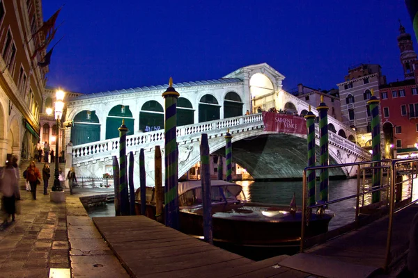 Rialto-brücke bei nacht in venedig — Stockfoto