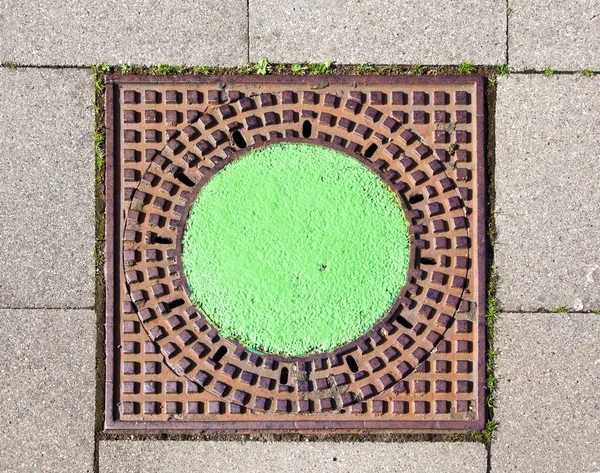 Ein Kanaldeckel in der Straße, um in die Kanalisation zu gelangen — Stockfoto