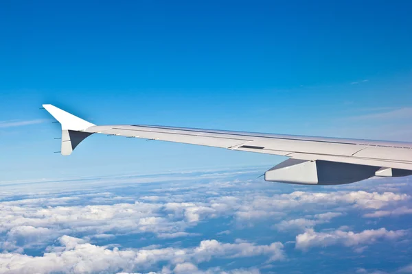 Vleugel van het vliegtuig op een achtergrond van hemel — Stockfoto