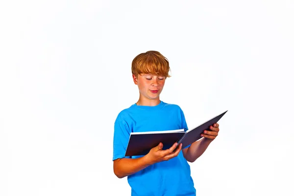 Adolescente guapo, leyendo, aislado en blanco, plano de estudio — Foto de Stock