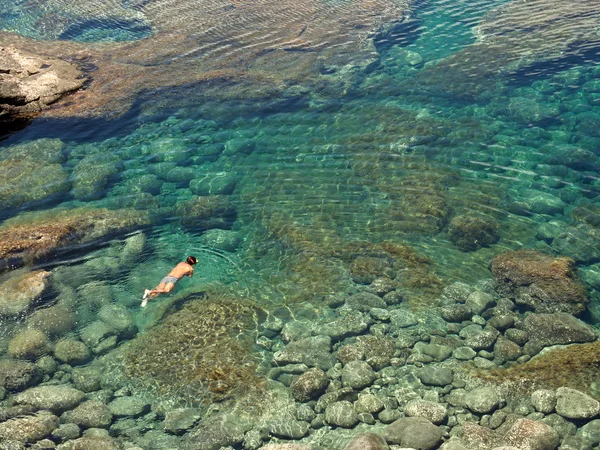 Дайвинг в природном бассейне в скалах береговой линии Ланца — стоковое фото