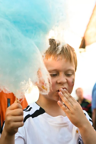 Enfant mange des barbe à papa avec plaisir — Photo