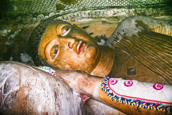 Buddah 与绘画的著名岩坦普尔的 dambullah，斯里兰卡 — 图库照片
