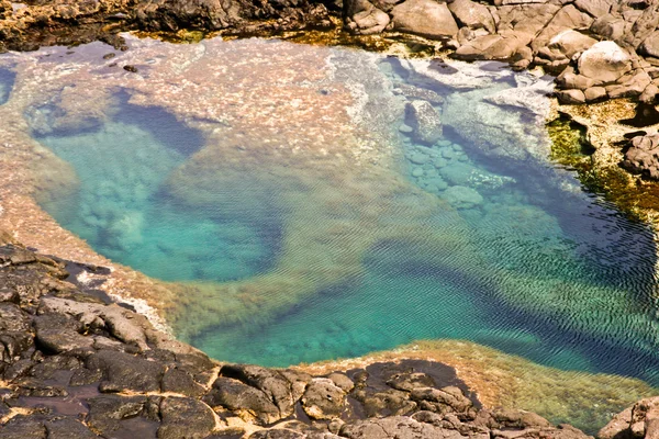 在兰萨罗特岛性质的海湾天然游泳池 图库照片