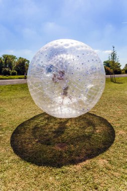 çocuk eğlence zorbing top vardır.
